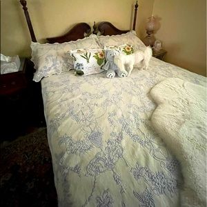 Queen bedspread two shams, Colonial style (county)